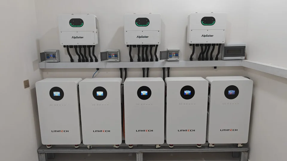 مجموعة بطاريات مع الانفرترات وتوزيع التوصيلات.